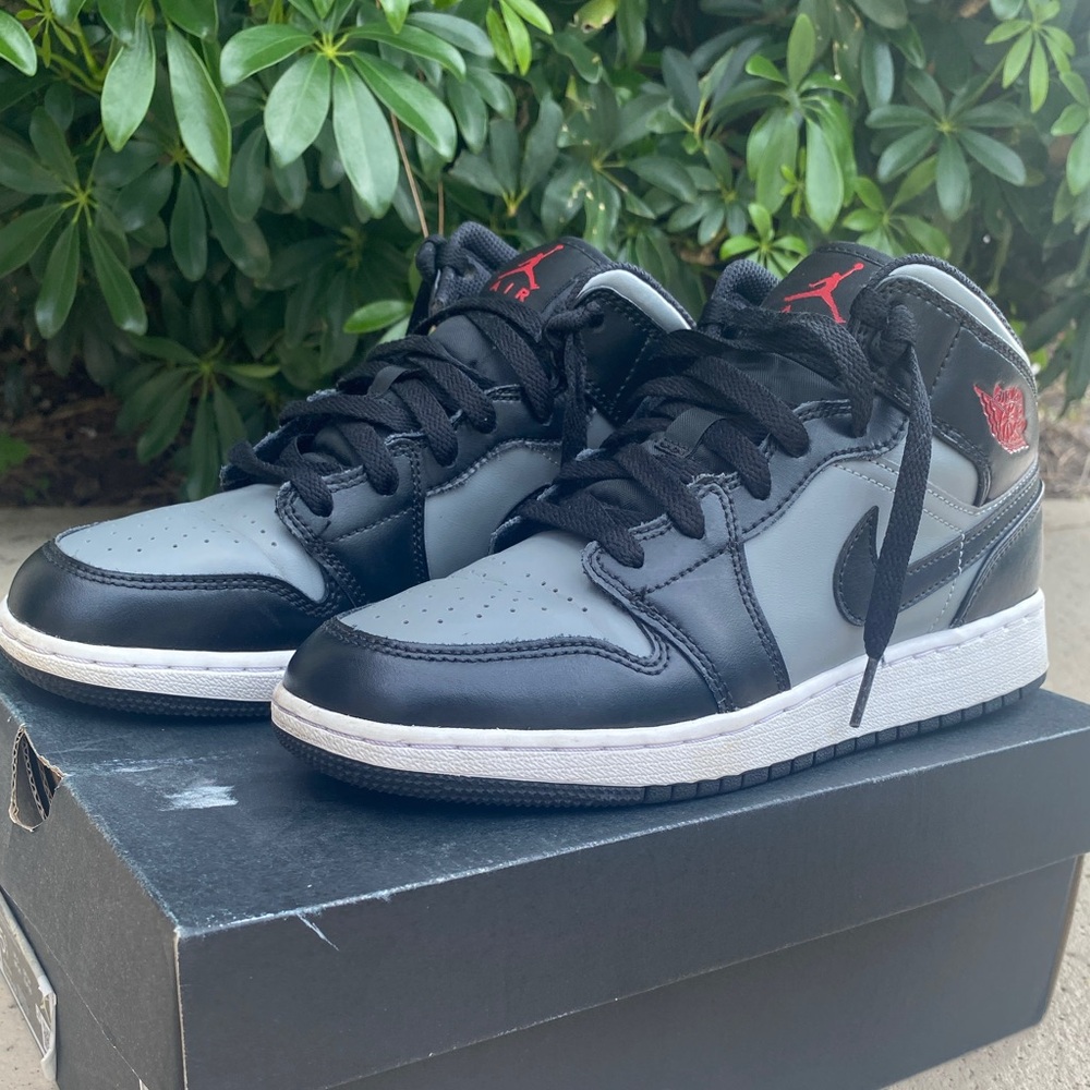 Air Jordan Mid Youth
